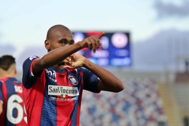 Eduardo Henrique (Crotone FC), FC Crotone - Spezia Calcio, Stadio Ezio Scida 'nın 12 Aralık 2020' de Crotone İtalya / LM 'de oynadığı Serie A maçında gol attıktan sonra kutluyor.
