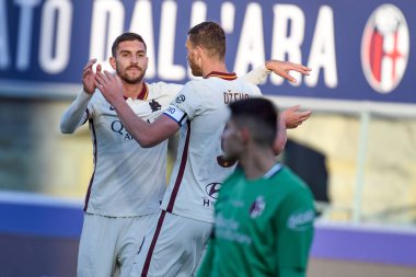 Lorenzo Pellegrini (AS Roma), 13 Aralık 2020 'de İtalya' nın Bologna kentinde oynanan Bologna FC-AS Roma maçında takım arkadaşı Edin Dzeko (AS Roma) ile gol attıktan sonra kutluyor.