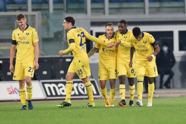 ROME, ITALY - 12 Aralık 2020 'de SS Lazio ve Hellas V' in oynadığı Stadio Olimpico 'da oynanan futbol maçının açılış golünü attıktan sonra Hellas Verona' lı Federico Di Marco (3) takım arkadaşlarıyla kutluyor.