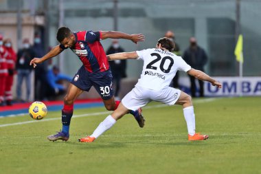 Genç Messias (Crotone FC) Simone Bastoni (Spezia Calcio) FC Crotone - Spezia Calcio, Stadio Ezio Scida arasında 12 Aralık 2020 'de Crotone İtalya / LM' de oynanan futbol karşılaşmasında