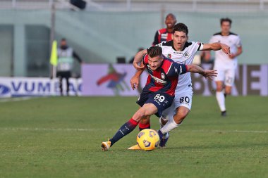 Arkadiusz Reca (Crotone FC) Kevin Agudelo (Spezia Calcio) FC Crotone - Spezia Calcio, Stadio Ezio Scida arasında 12 Aralık 2020 'de Crotone İtalya / LM