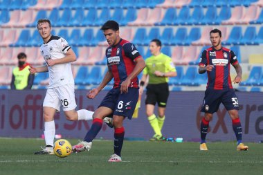 Lisandro Magallan (Crotone FC) Tommaso Pobega (Spezia Calcio) FC Crotone - Spezia Calcio, Stadio Ezio Scida arasında oynanan Serie A futbol maçı sırasında 12 Aralık 2020 'de Crotone İtalya / LM