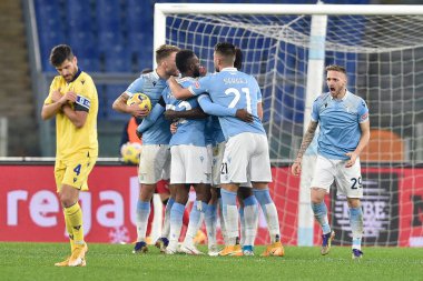 ROME, ITALY - 12 Aralık 2020 'de SS Lazio' nun Hellas Verona maçı sırasında İtalya 'da oynanan Stadio Olimpico' da SS Lazio ve Hellas Verona arasındaki futbol maçında gol atan SS Lazio 'lu Felipe Caicedo, takım arkadaşlarıyla kutlama yapıyor.