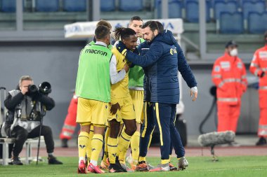 ROME, ITALY - 12 Aralık 2020 'de Hellas Verona' lı Adrien Tameze (61), SS Lazio ile Hellas Verona 'nın 12 Aralık 2020' de oynadığı Stadio Olimpico 'da oynanan futbol maçında attığı golün ardından takım arkadaşlarıyla kutlama yapıyor.