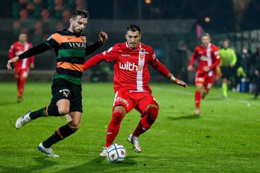 Dany Mota (Monza) topu Michele Cremonesi (Venezia FC vs AC Monza - İtalyan Futbol Şampiyonası Ligi BKT in Venezia, İtalya, 11 Aralık 2020 - Kredi: LM / Ettore Griffoni
