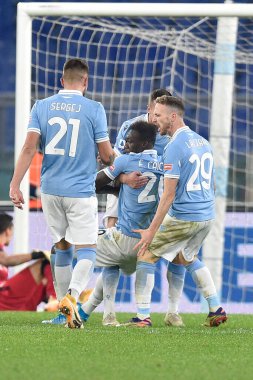 ROME, ITALY - 12 Aralık 2020 'de SS Lazio' nun Hellas Verona maçı sırasında İtalya 'da oynanan Stadio Olimpico' da SS Lazio ve Hellas Verona arasındaki futbol maçında gol atan SS Lazio 'lu Felipe Caicedo, takım arkadaşlarıyla kutlama yapıyor.