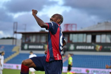 Eduardo Henrique (Crotone FC), FC Crotone - Spezia Calcio, Stadio Ezio Scida 'nın 12 Aralık 2020' de Crotone İtalya / LM 'de oynadığı Serie A maçında gol attıktan sonra kutluyor.