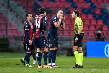 Bologna FC, 13 Aralık 2020 tarihinde İtalya 'nın Bologna kentinde oynanan Bologna FC-AS Roma maçında hakem Gianpaolo Calvarese' nin oynadığı kırmızı kartı protesto etti.