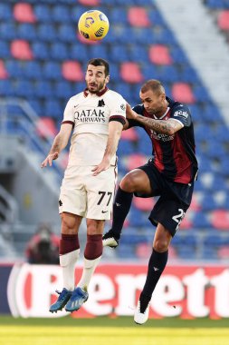 AS Roman 'dan Henrikh Mkhitaryan, Bologna FC' li Danilo 'ya karşı AS Roma - İtalyan futbol serisi A maçı Bologna, İtalya, 13 Aralık 2020 - Fotoğraf: LM / Matteo Papini