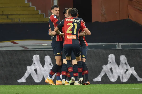 Jgenoa takımı, Genova, İtalya 'da 13 Aralık 2020' de oynanan Cenova-Danilo maçında 1-1 'lik gol attıktan sonra kutluyor.