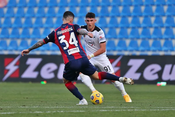 Luca Marrone (Crotone FC) FC Crotone - Spezia Calcio, Stadio Ezio Scida arasında oynanan Serie A futbol maçı sırasında 12 Aralık 2020 'de Crotone İtalya / LM