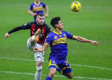 AC Milan 'dan Ante Rebic, 13 Aralık 2020' de İtalya 'nın başkenti Milan' daki San Siro Stadyumu 'nda AC Milan ile Parma Calcio arasında oynanan 2020 / 21 Serie A futbol karşılaşmasında Parma Calcio' dan Yordan Osorio 'ya karşı top mücadelesi veriyor. 