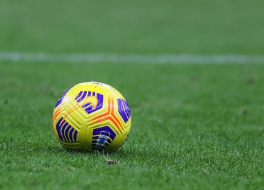 16 Aralık 2020 tarihinde İtalya 'nın San Siro Stadyumu' nda FC Internazionale ile SSC Napoli arasında oynanan Serie A 2020 / 21 futbol maçında resmi maç topu - Fotoğraf: FCI / Fabrizio Carabelli / LM