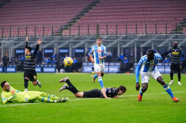 SSC Napoli takımından David Ospina, FC Internazionale Milano 'dan Matteo Darmian' a 16 Aralık 2020 'de İtalya' nın Milano kentinde oynanan SSC Napoli maçında ceza faulü yaptı.