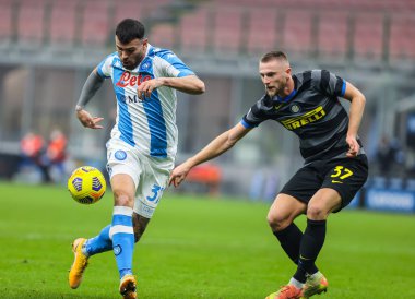SSC Napoli 'den Andrea Petagna, 16 Aralık 2020 tarihinde San Siro Stadyumu' nda FC Internazionale ile SSC Napoli arasındaki Serie A 2020 / 21 futbol karşılaşmasında FC Internazionale 'den Milan Skriniar' a karşı top mücadelesi veriyor.