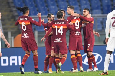  ROME, ITALY - 17 Aralık 2020: AS Roma 'dan Edin Dzeko (9), İtalya Serisi' nde AS Roma ile Torino FC arasında 17 Aralık 2020 'de İtalya' da AS Roma-Torin maçında oynanan bir futbol maçında gol attıktan sonra takım arkadaşlarıyla kutlama yapıyor.