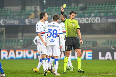 Maçın hakemi Riccardo Ros, Hellas Verona-UC Sampdoria maçında Mikkel Damsgaard 'a (Sampdoria) sarı kart gösteriyor - İtalyan futbolcu Serie A maçı Verona, İtalya - 16 Aralık 2020