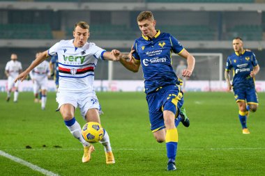 Antonino La Gumina (Sampdoria) topu Pawel Dawidowicz (Hellas Verona vs UC Sampdoria - İtalyan futbolcu Serie A maçı Verona, İtalya, 16 Aralık 2020 - Fotoğraf: LM / Ettore Griffoni