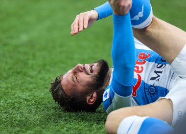 16 Aralık 2020 'de İtalya' nın Milano kentindeki San Siro Stadyumu 'nda FC Internazionale ile SSC Napoli arasında oynanan Serie A 2020 / 21 futbol karşılaşmasında yaralanan SSC Napoli' li Dries Mertens FCI / Fabrizio Carabelli / LM