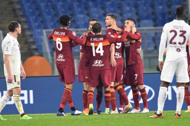  ROME, ITALY - 17 Aralık 2020: AS Roma 'dan Edin Dzeko (9), İtalya Serisi' nde AS Roma ile Torino FC arasında 17 Aralık 2020 'de İtalya' da AS Roma-Torin maçında oynanan bir futbol maçında gol attıktan sonra takım arkadaşlarıyla kutlama yapıyor.
