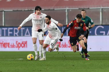 Hakan Calhanoğlu (Milan), Eldor Shomurodov (Genoa) Cenova-AC Milan maçında - İtalyan Serisi A maçı, İtalya, 16 Aralık 2020 - Fotoğraf: LM / Danilo Vigo