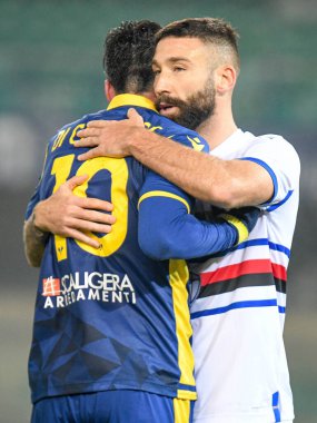Lorenzo Tonelli (Sampdoria), Hellas Verona vs UC Sampdoria sırasında Samuel Di Carmine (Hellas Verona vs UC Sampdoria) - İtalyan futbol takımı Serie A maçını 16 Aralık 2020 - Fotoğraf: LM / Ettore Griffoni