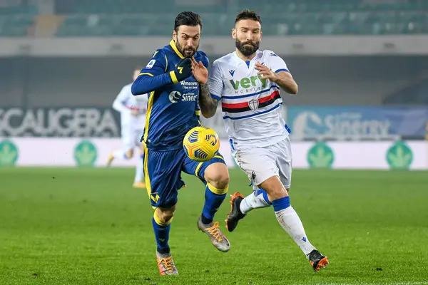 Samuel Di Carmine (Hellas Verona), 16 Aralık 2020 'de İtalya' nın Verona kentinde oynanan Hellas Verona maçında Lorenzo Tonelli (Sampdoria) ile mücadele eder.