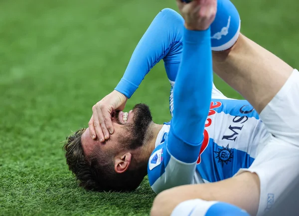 16 Aralık 2020 'de İtalya' nın Milano kentindeki San Siro Stadyumu 'nda FC Internazionale ile SSC Napoli arasında oynanan Serie A 2020 / 21 futbol karşılaşmasında yaralanan SSC Napoli takımından Dries Mertens FCI / Fabrizio Carabelli / LM