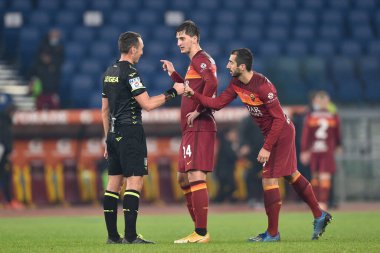 ROME, ITALY - 17 Aralık: Hakem Roberto Abisso, İtalya Serisi sırasında Roma 'yı AS Roman ve Torino FC Stadio Olimpico arasında 17 Aralık 2020' de İtalya 'da AS Roma-Torino FC - İtalyan futbolcu Sör Ser maçında karşıladı