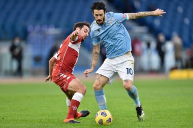 ROME, ITALY - ACF Fiorentina 'dan Giacomo Bonaventura (L), SS Lazio ile ACF Fiorentina Stadio Olimpico arasında oynanan Serie A futbol karşılaşmasında Luis Alberto (R) ile 6 Ocak 2021' de Roma 'da oynanan karşılaşmada görülüyor.
