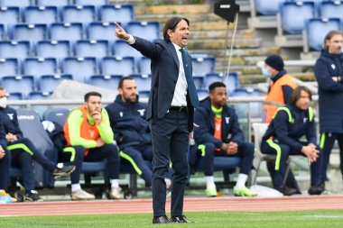 ROME, ITALY - 6 Ocak: SS Lazio 'nun baş antrenörü Simone Inzaghi İtalyan Serisi sırasında SS Lazio ile ACF Fiorentina arasında 6 Ocak 2021' de Roma 'da oynanan Stadio Olimpico' da oynanan futbol karşılaşmasında jestler yaptı.
