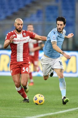 ROME, ITALY - ACF Fiorentina 'dan 6 Ocak Sofyan Amrabat (L), SS Lazio ile ACF Fiorentina Stadio Olimpico arasında oynanan Serie A futbol karşılaşması sırasında Luis Alberto (R) ile 6 Ocak 2021' de Roma 'da oynanan İtalya / LiveMedia karşılaşmasında
