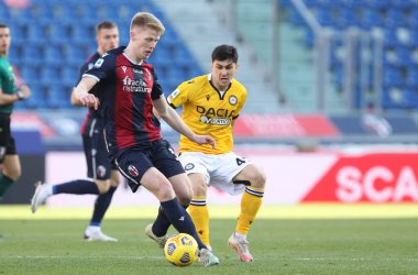 Bologna 'dan Mattias Svanberg (L) ve Udinese' den Fernando Forestieri, 6 Ocak 2021 'de İtalya' nın Bologna kentindeki Renato Dall 'Ara Stadyumu' nda oynanan İtalyan Serie A futbol karşılaşmasında oynadılar. Doktor. Michele Nucci / LM