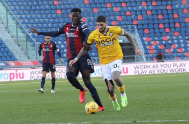 Bologna 'dan Musa Barrow (L) ve Udinese' den Rodrigo De Paul, 6 Ocak 2021 'de İtalya' nın Bologna kentindeki Renato Dall 'Ara Stadyumu' nda oynanan İtalyan Serie A futbol karşılaşmasında oynadılar. Doktor. Michele Nucci / LM