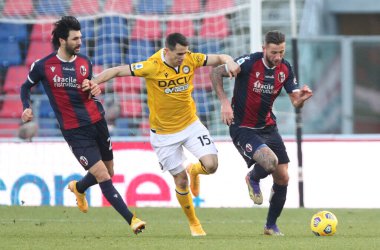 Udinese 'den Kevin Lasagna, İtalya' nın Bologna kentindeki Renato Dall 'Ara Stadyumu' nda oynanan İtalyan Serisi A maçında Bologna 'dan Mitchell Dijks ve Bologna' dan Roberto Soriano (L) ile oynadı. Doktor. Michele Nucci / LM