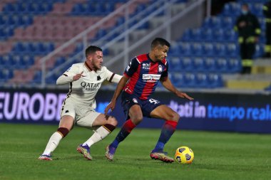 Crotone - Roma, Stadio Ezio Scida ile oynanan Serie A futbol karşılaşmasında Genç Messias (Crotone FC) Lorenzo Pellegrini (AS Roma) 6 Ocak 2021 'de Crotone İtalya / LM