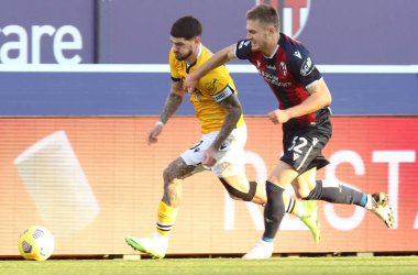 Udinese 'den Rodrigo De Paul (L) ve Bologna' dan Mattias Svanberg, 6 Ocak 2021 'de İtalya' nın Bologna kentindeki Renato Dall 'Ara Stadyumu' nda oynanan İtalyan Serie A futbol karşılaşmasında oynadılar. Doktor. Michele Nucci / LM