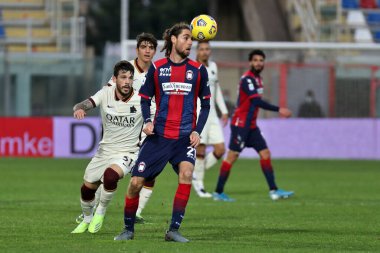 Crotone-Roma futbol karşılaşmasında Niccol Zanellato (Crotone FC) Carles Perez (AS Roma) - Roma, Stadyum Ezio Scida - Roma, Crotone İtalya / LM 