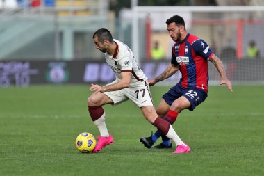 Crotone - Roma Stadyumu Ezio Scida ile oynanan Serie A futbol karşılaşmasında Henrikh Mkhitaryan (AS Roma) Pedro Pereira (Crotone FC) 6 Ocak 2021 tarihinde Crotone İtalya / LM 'de oynanmıştır.