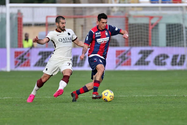 Crotone - Roma Stadyumu Ezio Scida ile oynanan Serie A futbol karşılaşmasında Henrikh Mkhitaryan (AS Roma) Pedro Pereira (Crotone FC) 6 Ocak 2021 tarihinde Crotone İtalya / LM 'de oynanmıştır.