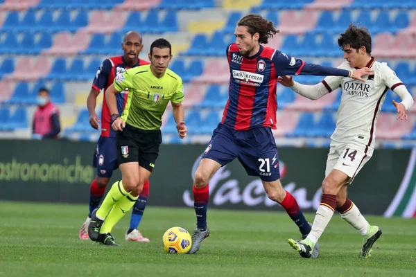 Crotone-Roma futbol karşılaşmasında Nikcol Zanellato (Crotone FC) Gonzalo Villar (AS Roma) - Romanlar, Stadio Ezio Scida - 06 Ocak 2021 'de Crotone İtalya / LM 