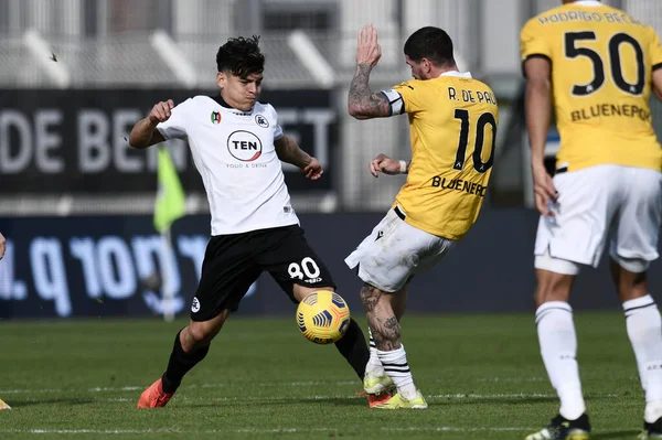 Spezia 1906 'dan Kevin Agudelo, Spezia Calcio-Udinese Calcio maçı sırasında Udinese Calcio' dan Rodrio De Paul 'a karşı harekete geçti - İtalyan futbol takımı A maçı La Spezia, İtalya' da 31 Ocak 2021 - Fotoğraf: LM / Matteo Papini