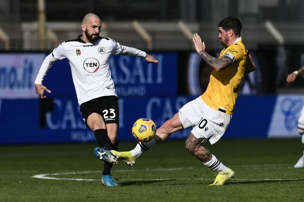 Spezia 1906 'dan Riccardo Saponara, Spezia Calcio' nun Udinese Calcio 'ya karşı oynadığı maçta Udinese Calcio' lu Rodrigo De Paul 'a karşı harekete geçti - İtalyan futbolcu Serie A karşılaşması La Spezia, İtalya, 31 Ocak 2021 - Fotoğraf: LM / Matteo Papini