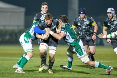 Gavin Coombes (Munster) Benetton Treviso - Rugby Guinness Pro 14 maçında Irn Herbst (Benetton Treviso) tarafından yakalandı. 