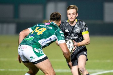 Nick McCarthy (Munster) Benetton Treviso 'ya karşı Munster Rugby - Rugby Guinness Pro 14 maçı sırasında Angelo Esposito (Benetton Treviso) tarafından engellendi.