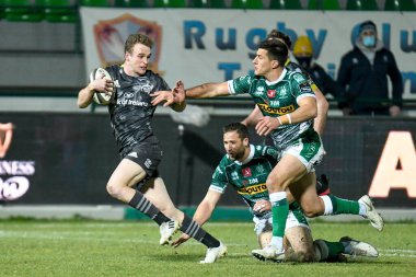 Nick McCarthy (Munster), Benetton Treviso-Munster Rugby maçında Tommaso Allan (Benetton Treviso) tarafından engellenen topu taşıyor - Rugby Guinness Pro 14 maçı In Treviso, İtalya, 30 Ocak 2021