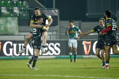JJ Hanrahan (Munster), Benetton Treviso-Munster Rugby - Rugby Pro 14 maçında attığı golün ardından 30 Ocak 2021 'de İtalya' nın Treviso kentinde oynanan maçın sonucunu kutluyor.