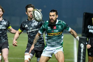 Benetton Treviso (Benetton Treviso) ve Darren Sweetnam (Munster), Benetton Treviso-Munster Rugby maçında Munster Rugby 'nin ilk denemesinden önce topa bakarlar - Rugby Guinness Pro 14 maçı in Treviso, İtalya - 30 Ocak 2021