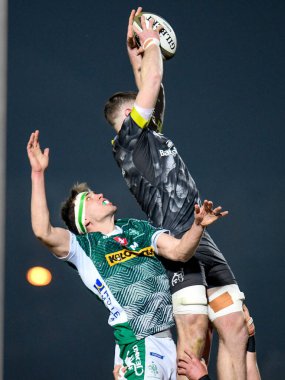 Federico Ruzza (Benetton Treviso) Benetton Treviso - Munster Rugby - Rugby Pro 14 maçı sırasında Munster Rugby 'ye karşı Munster Rugby dokunuşunu engellemeye çalışır.