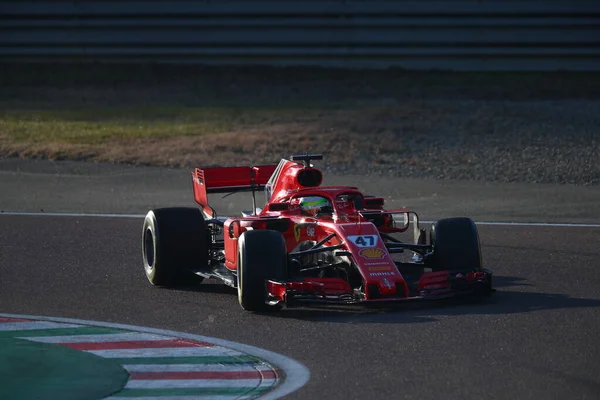 47ミック シューマッハ ハース フェラーリ ドライバー アカデミーがモデナのフィオラノでフェラーリSf71Hをドライブする ミック シューマッハFerrari Sf71H Formula — ストック写真